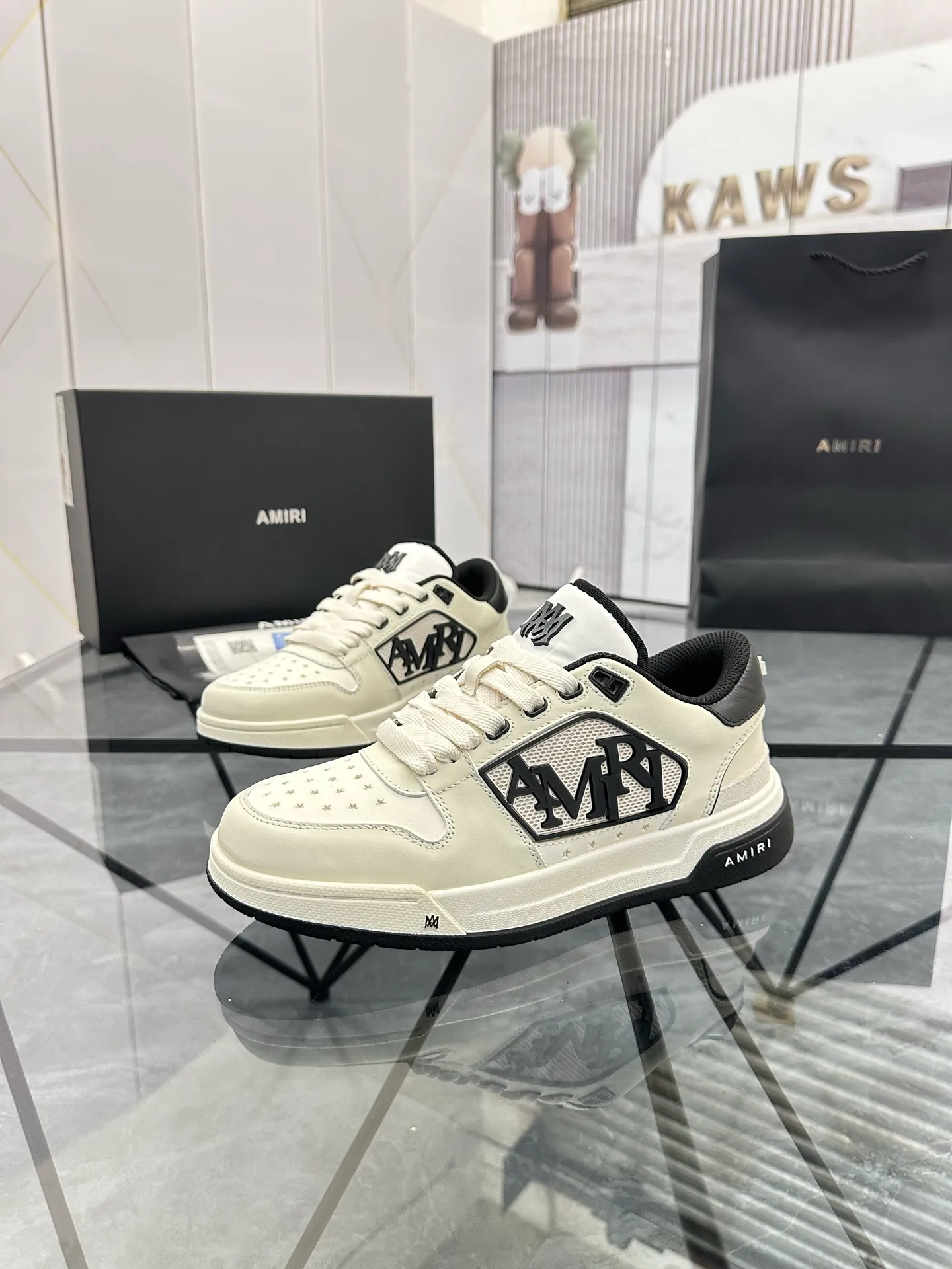 Men's shoes: 💰P660¥ Guangzhou top quality Product trademark: AMIRI* "Amir*" low-top casual shoes Regular size: 39-44 (can be customized to 45) Product material: upper imported first-layer cowhide stitching original material, breathable lining, original outsole. Number: 525